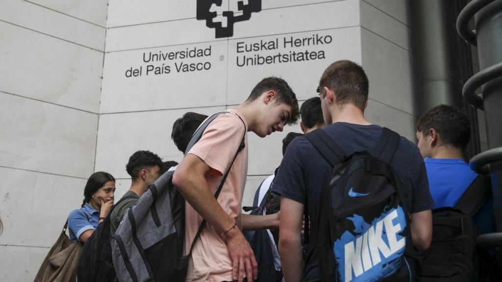 Un grupo de jóvenes a las puertas de la facultad de Ingeniería de la UPV/EHU a la espera de realizar las pruebas de la Evaluación para el Acceso a la Universidad