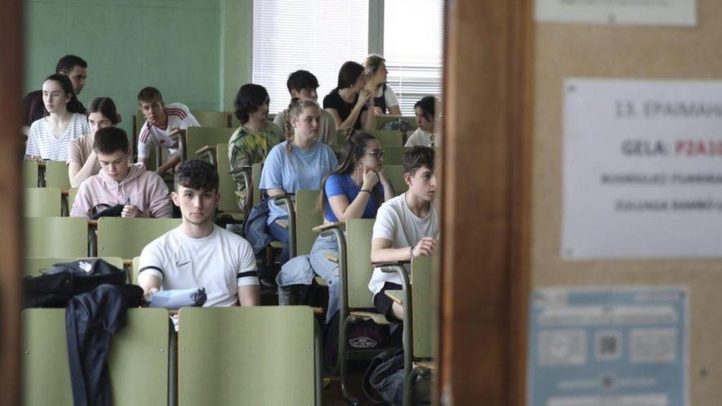 Estudiantes al inicio de las pruebas de la Evaluación para el Acceso a la Universidad en Euskadi en una imagen de archivo