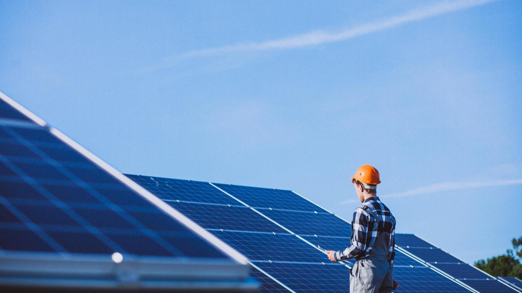 Trabajador, durante una jornada laboral junto a paneles solares.
