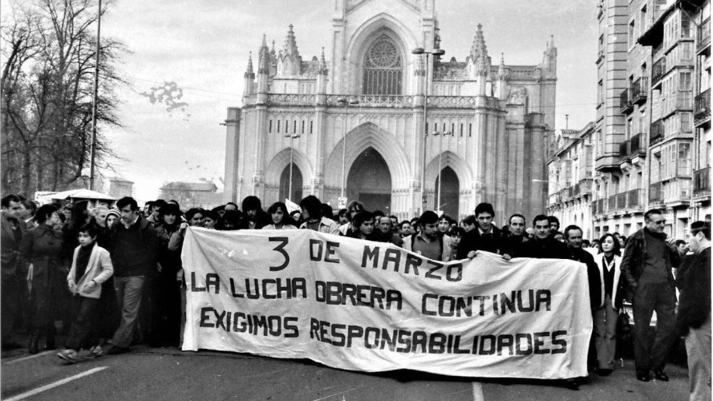 Decenas de personas se manifiestan por los asesinatos del 3 de marzo de 1976.