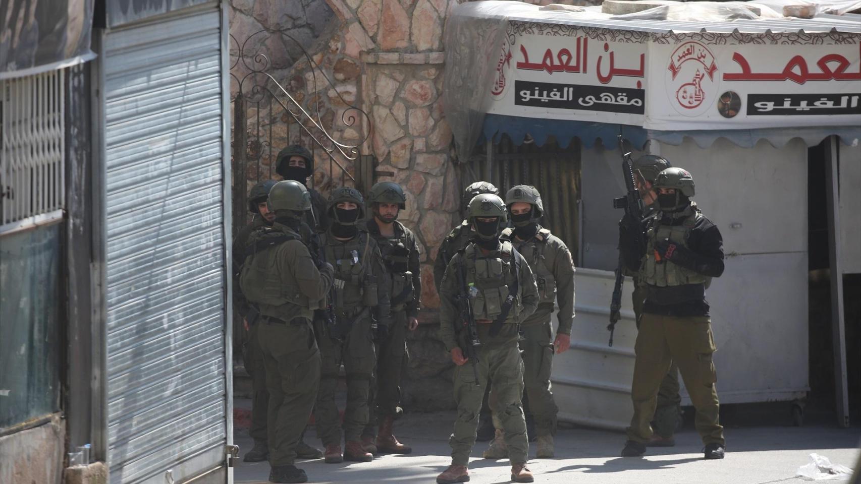 Fuerzas israelíes atacan el campo de refugiados de Askar, en Cisjordania