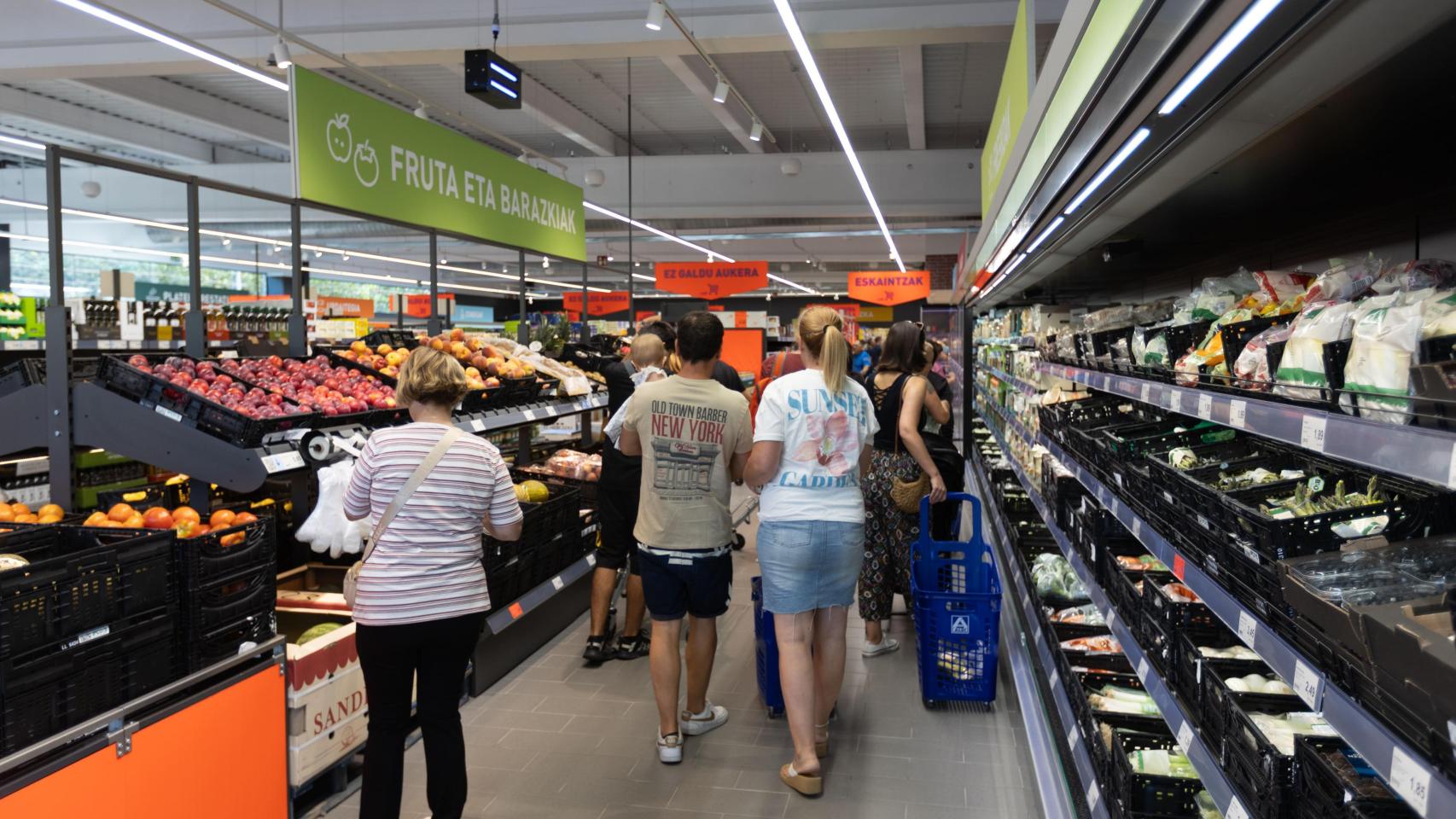 Clientes compran en un Aldi de Barakaldo, en Bizkaia.