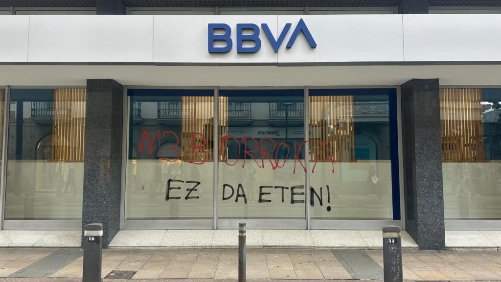 Los jóvenes universitarios vandalizan en BBVA por el 50.º aniversario del 3 de marzo