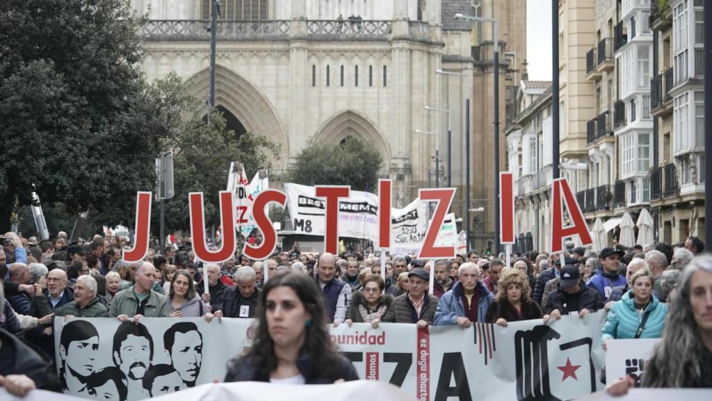Marcha entre la Catedral Nueva y la Plaza de la Virgen Blanca para conmemorar el 50 aniversario de la masacre del 3 de marzo de 1976