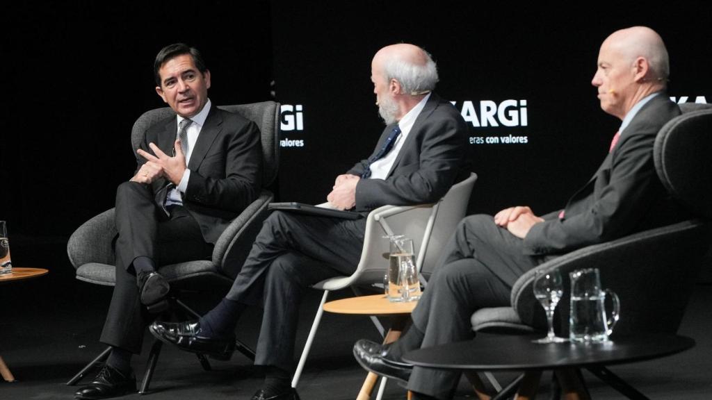 El expresidente de la Autoridad Bancaria Europea (ABE), José Manuel Campa (d), y el presidente de BBVA, Carlos Torres (i)