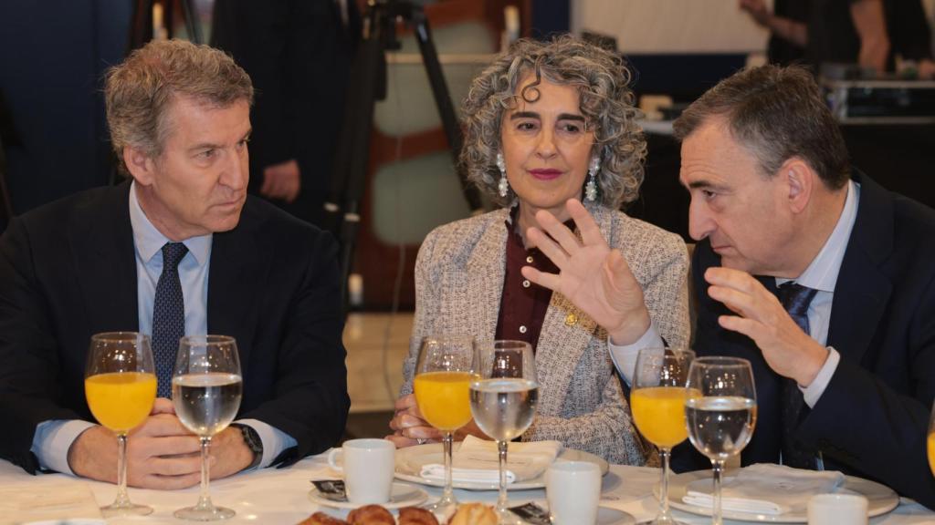 El presidente del Partido Popular, Alberto Núñez Feijóo, (i) junto al presidente del PNV Aitor Esteban (d) y la vicelehendakari Ibone Begonetxea (c) en una conferencia-coloquio organizada por el Forum Europa-Tribuna Euskadi.