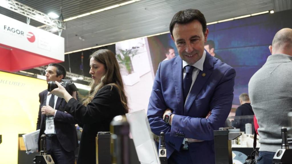 El vicelehendakari y consejero de Economía, Trabajo y Empleo, Mikel Torres, en la Bienal Internacional de Máquina-Herramienta, a 4 de marzo de 2026