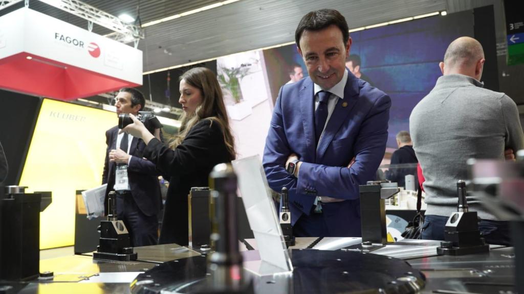 El vicelehendakari y consejero de Economía, Trabajo y Empleo, Mikel Torres, en la Bienal Internacional de Máquina-Herramienta.
