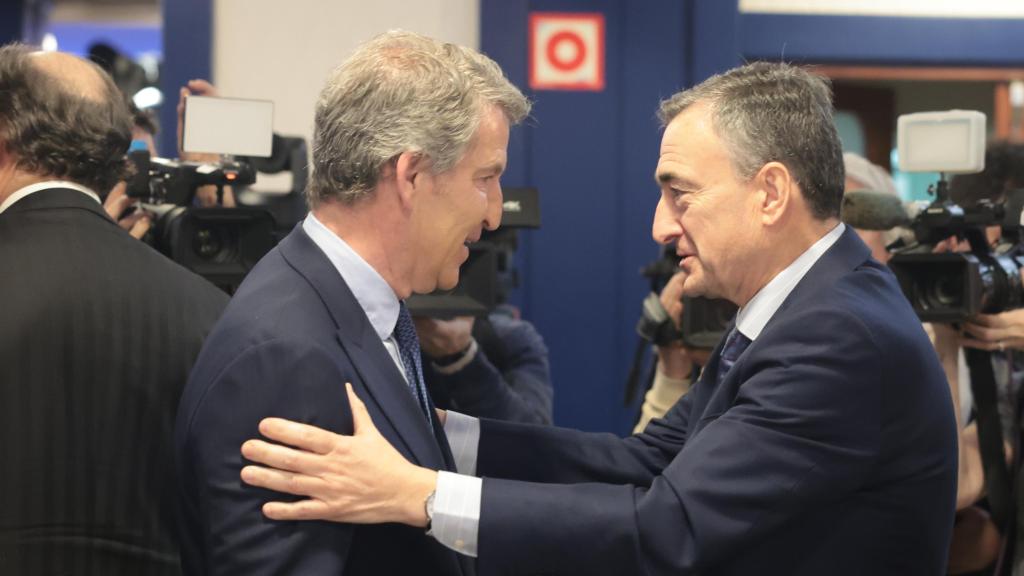 Saludo entre el presidente del PP, Alberto Núñez Feijóo, y el líder del PNV, Aitor Esteban