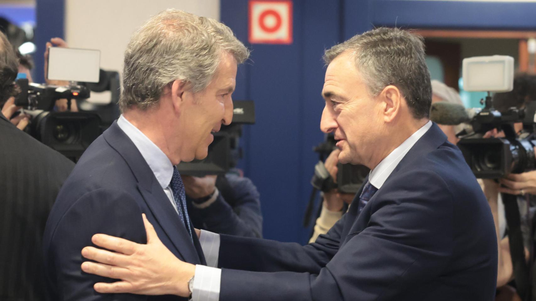 Saludo entre el presidente del PP, Alberto Núñez Feijóo, y el líder del PNV, Aitor Esteban