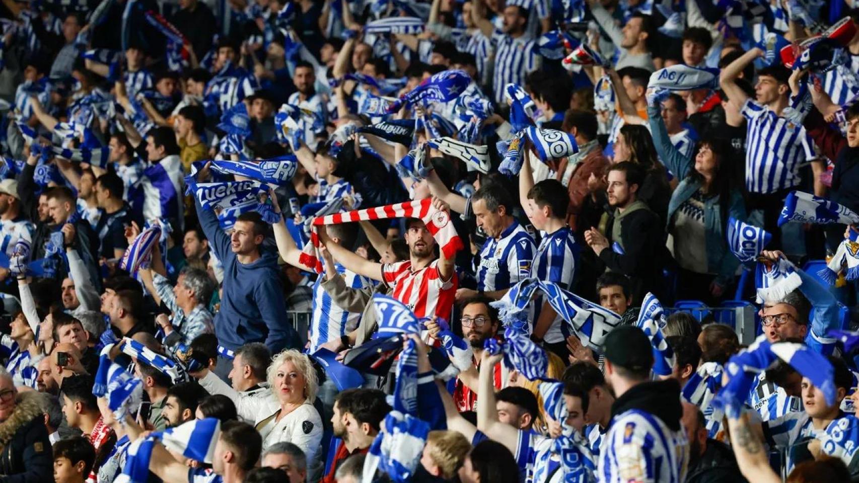 Los aficionados de la Real Sociedad y el Athletic Club, durante el encuentro de vuelta en Donostia.