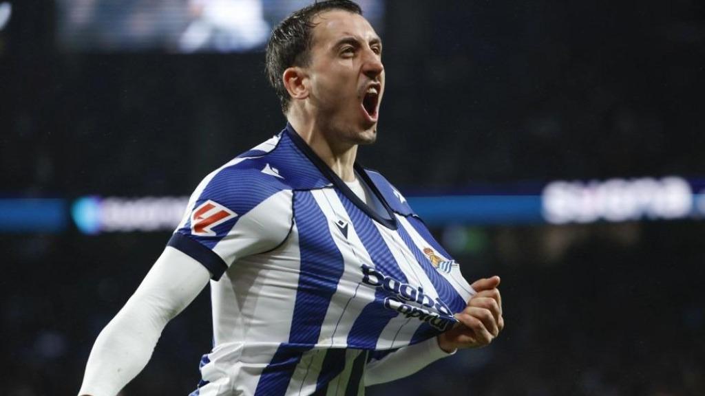Oyarzabal celebra un gol con la camiseta de la Real.