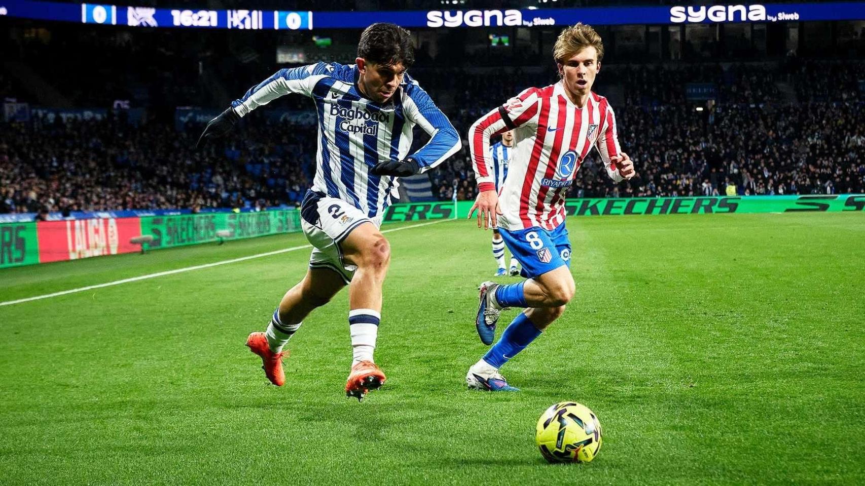 Jon Mikel Aramburu, durante el encuentro ante el Atlético de Madrid en Donostia.