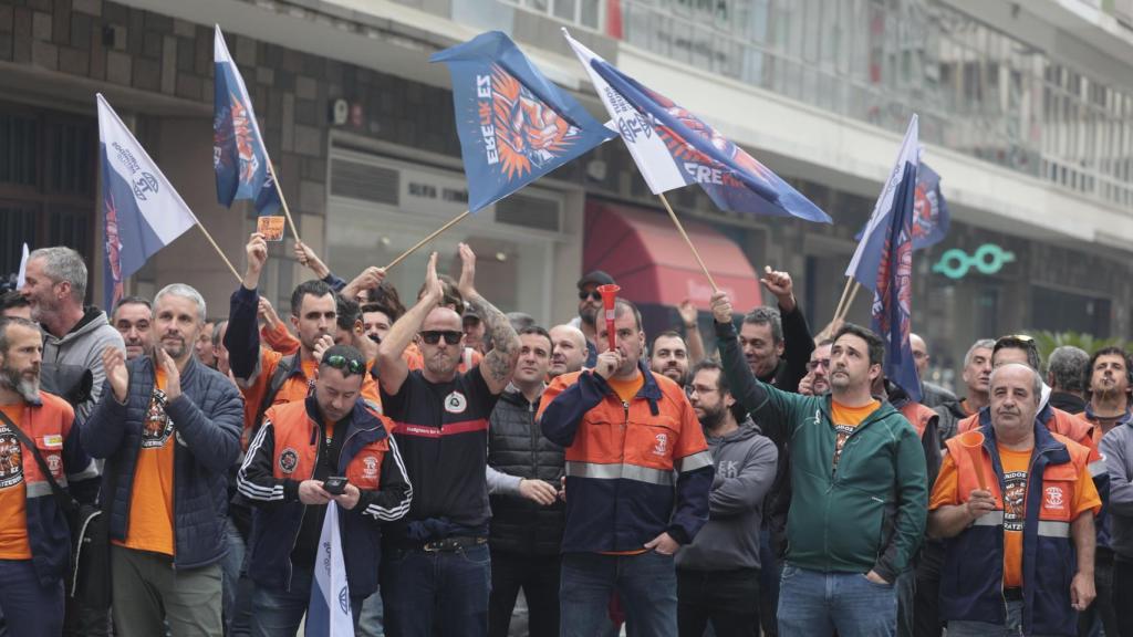 Trabajadores de Tubos Reunidos, el viernes pasado ante la sede de la compañía en Bilbao