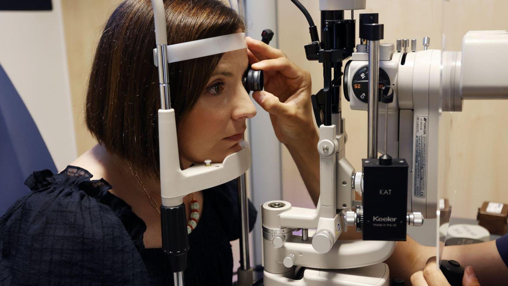 Una mujer durante una revisión ocular