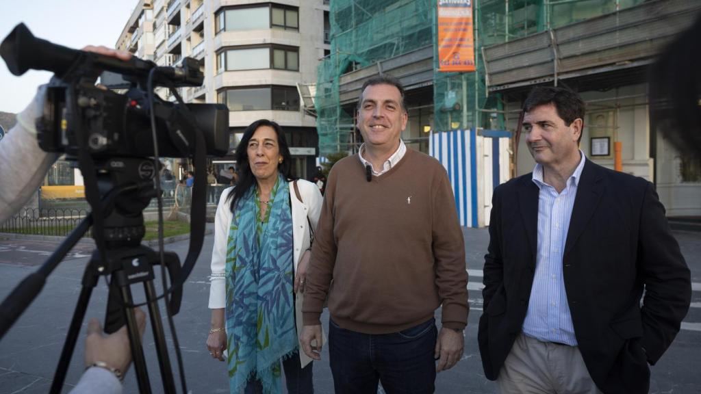 La portavoz de Vox en el Parlamento vasco, Amaia Martínez, junto a otros miembros del partido