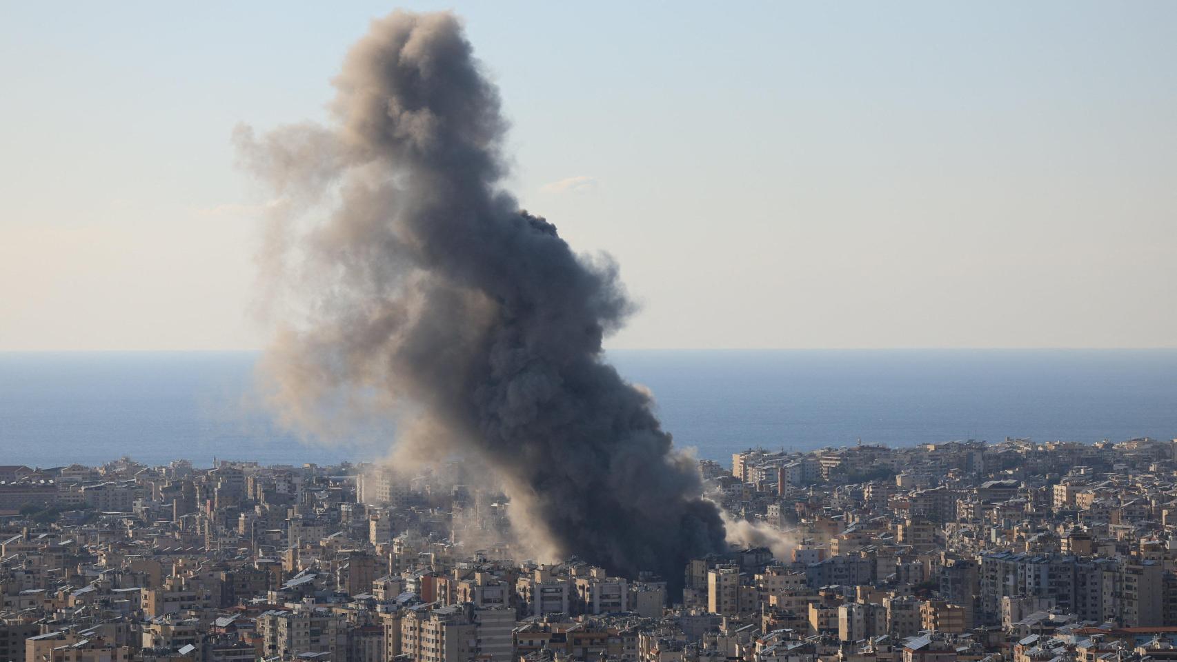 Columna de humo sobre Dahieh, en el sur de Beirut, este lunes.