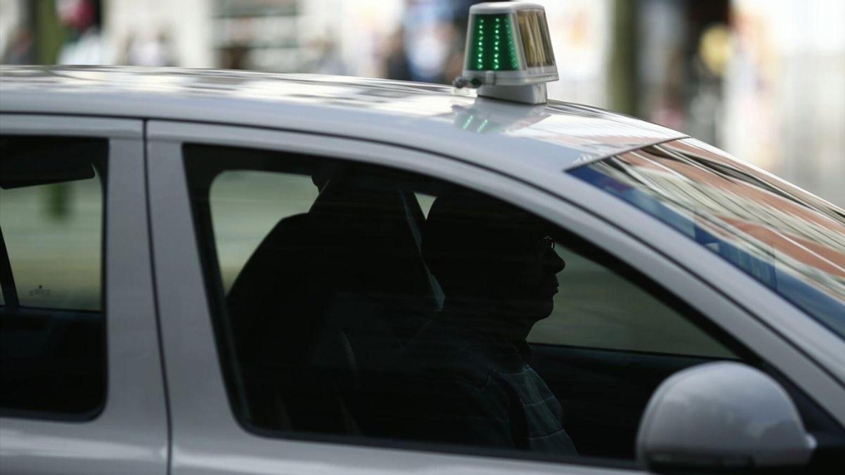 Taxista, durante una jornada laboral.