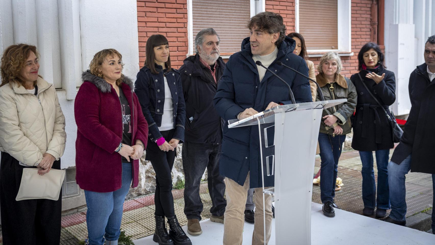Marian Romero (2i), la viuda del exedil Isaías Carrasco, asesinado por ETA el 7 de marzo de 2008, y su hija Sandra Carrasco (3i), durante un acto celebrado este sábado en Arrasate (Gipuzkoa) en el que han intervenido el secretario general de la formación, Eneko Andueza (c), el histórico socialista Jesús Eguiguren (4i).