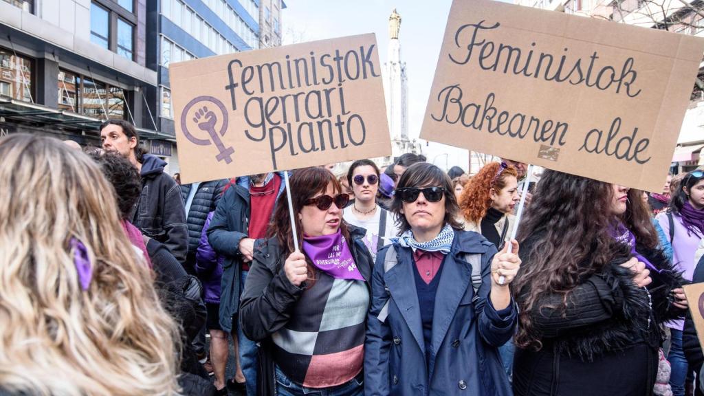 Mujeres con pancartas durante la manifestación que ha convocado la plataforma Bilbo Feminista Saretzen este domingo por las calles de Bilbao con motivo del Día de la Mujer.