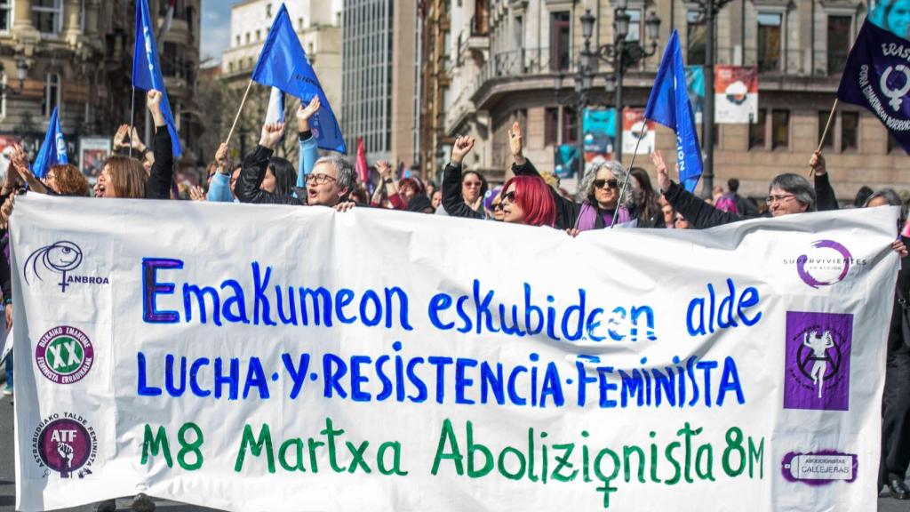 Cabecera de la manifestación que ha convocado la plataforma de Mujeres Feministas Abolicionistas de Bizkaia este domingo por las calles de Bilbao con motivo del Día de la Mujer.