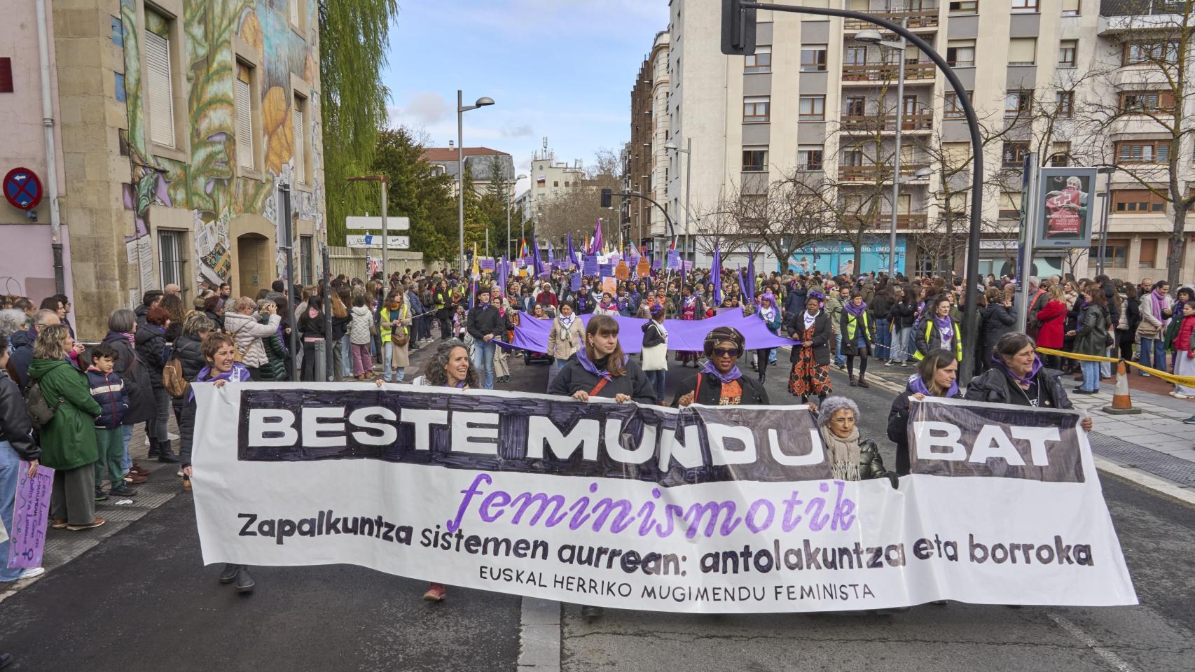 El movimiento feminista de Vitoria se manifiesta con motivo del Día de la Mujer con el lema 'Otro mundo desde el feminismo. Frente a los sistemas de dominación: lucha y organización'