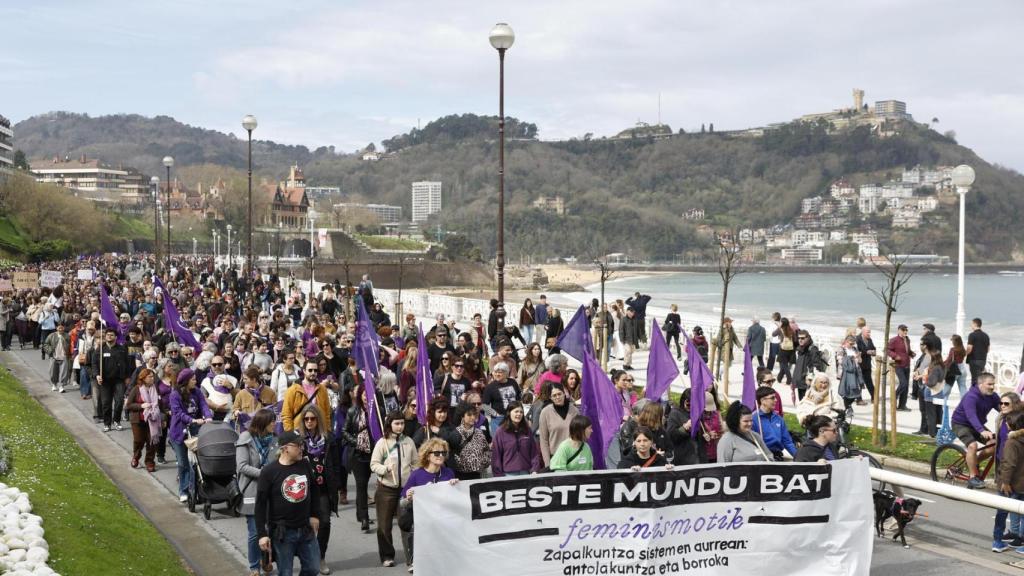 Manifestación convocada por el movimiento feminista con motivo de la conmemoración del 8M este domingo en San Sebastián.