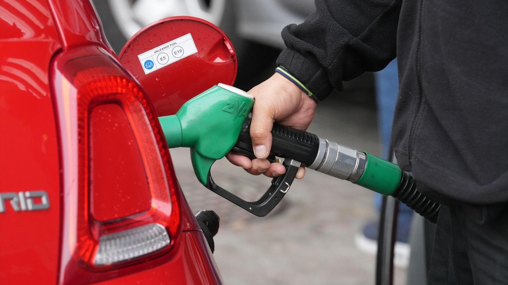 Una persona echa combustible en plena crisis del petróleo.