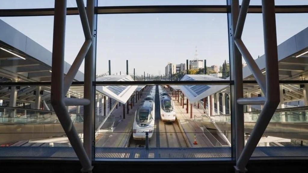 Imagen de archivo de dos trenes de Renfe.