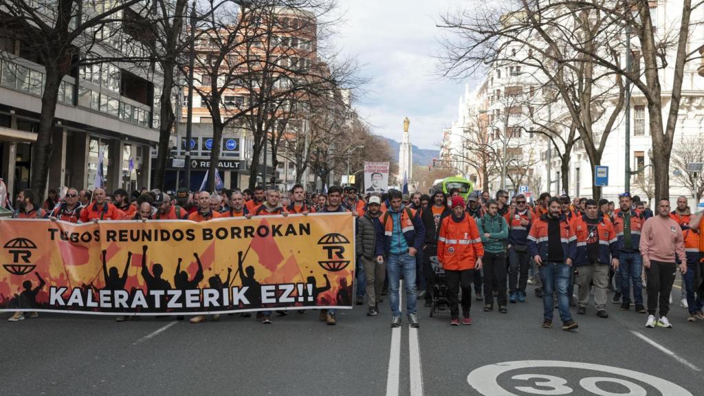 Los trabajadores de Tubos Reunidos este lunes en una manifestación