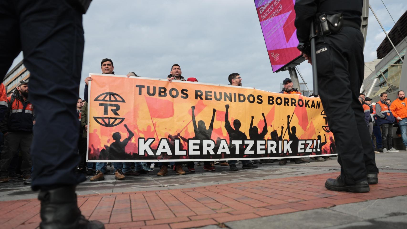 Los trabajadores de Tubos Reunidos este lunes en Bilbao