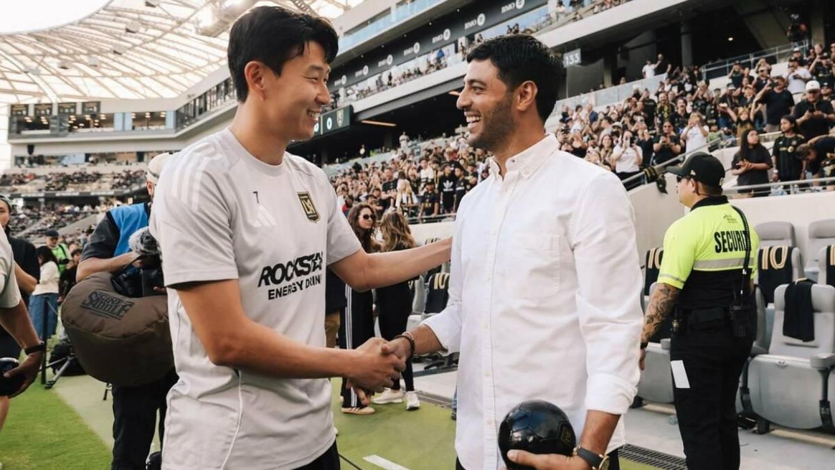 Carlos Vela (d) saluda a la estrella de Los Ángeles FC, el surcoreano Heung Min Son