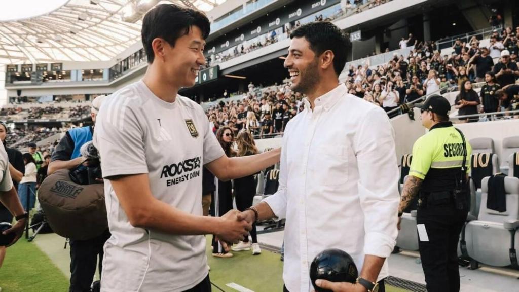 Carlos Vela (d) saluda a la estrella de Los Ángeles FC, el surcoreano Heung Min Son