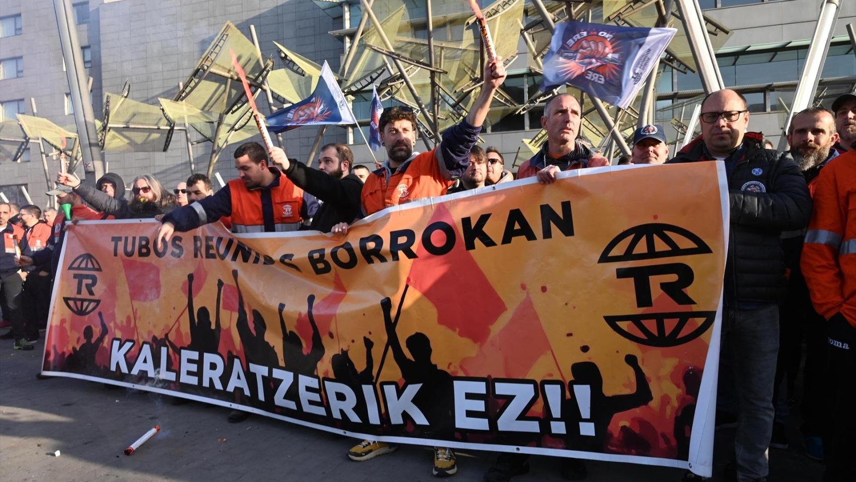 Trabajadores de Tubos Reunidos se concentran contra el ERE, frente al Palacio Euskalduna de Bilbao, a 26 de febrero de 2026.