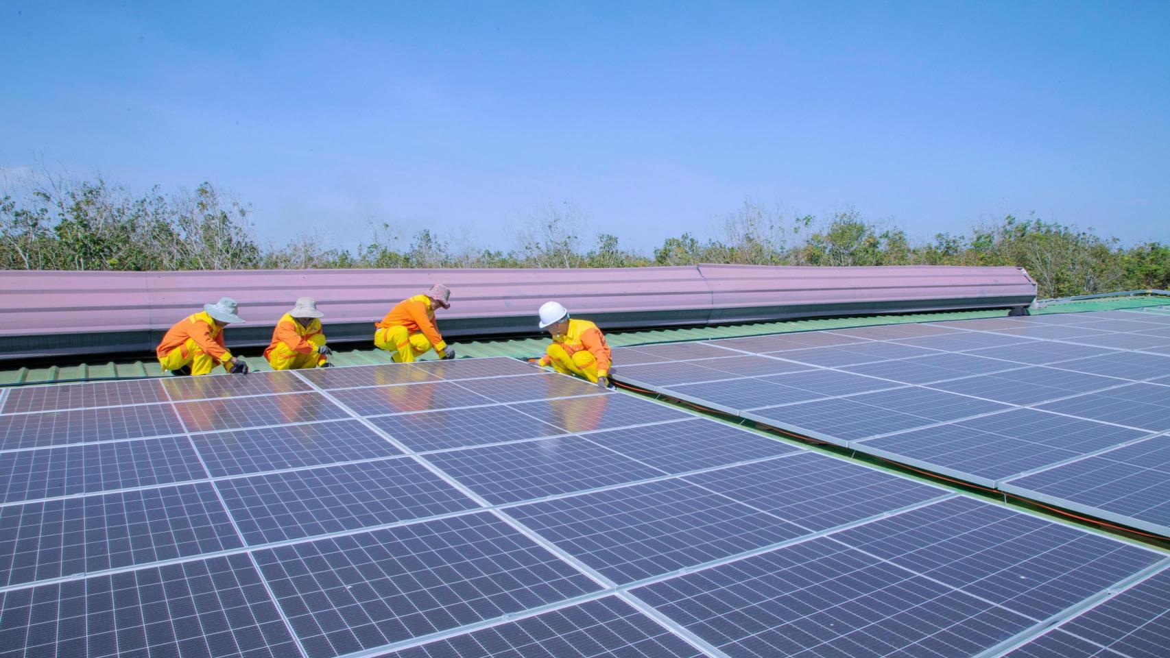 Imagen de archivo de operarios fotovoltaicos