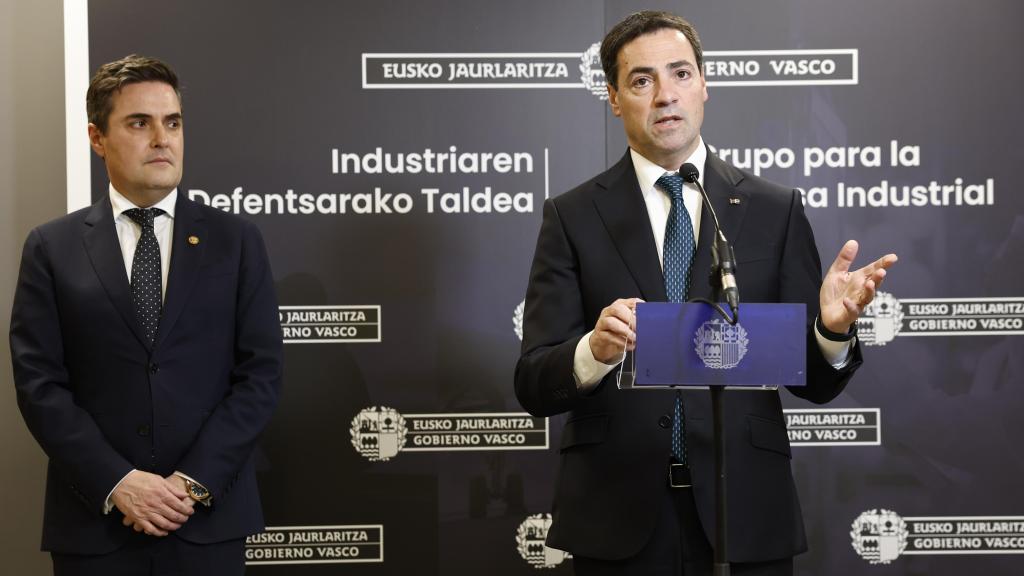 El lehendakari, Imanol Pradales, y el consejero de Industria, Mikel Jauregi