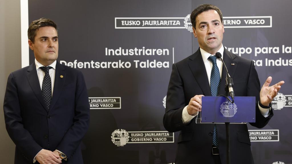 El lehendakari, Imanol Pradales, y el consejero de Industria, Mikel Jauregi
