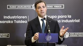 El lehendakari, Imanol Pradales, y el consejero de Industria, Mikel Jauregi