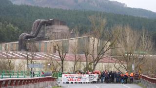 Trabajadores de la plantilla de Tubos Reunidos montan un piquete