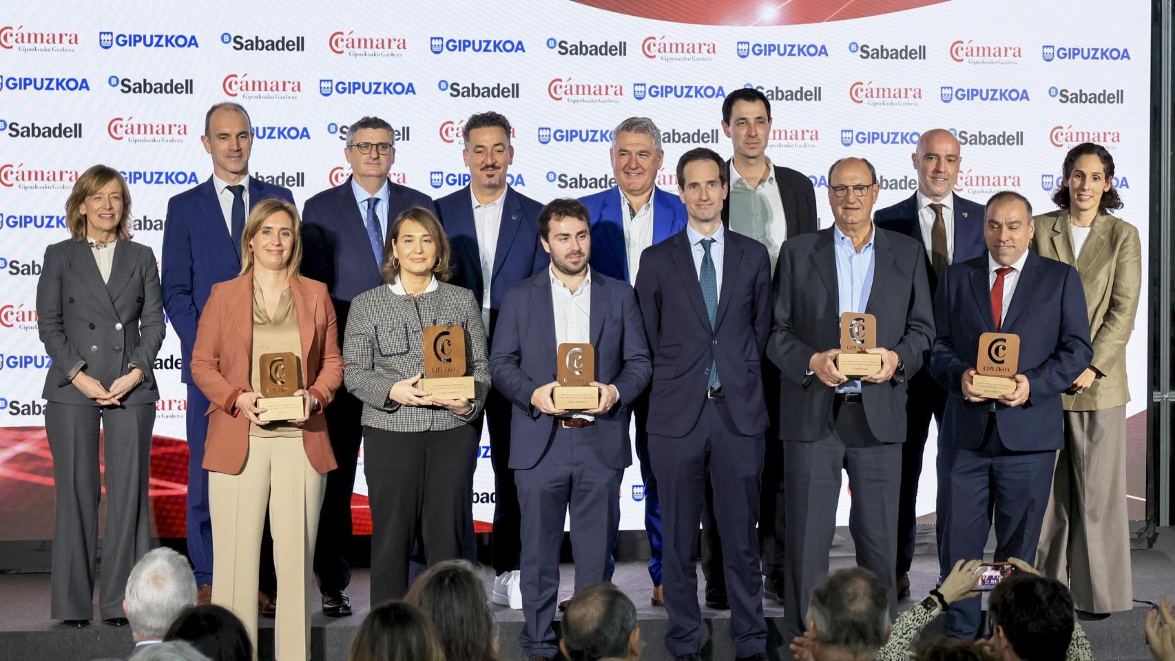 Foto de familia de las empresas galardonadas en la XXXIV edición de los Premios a la Empresa de Gipuzkoa