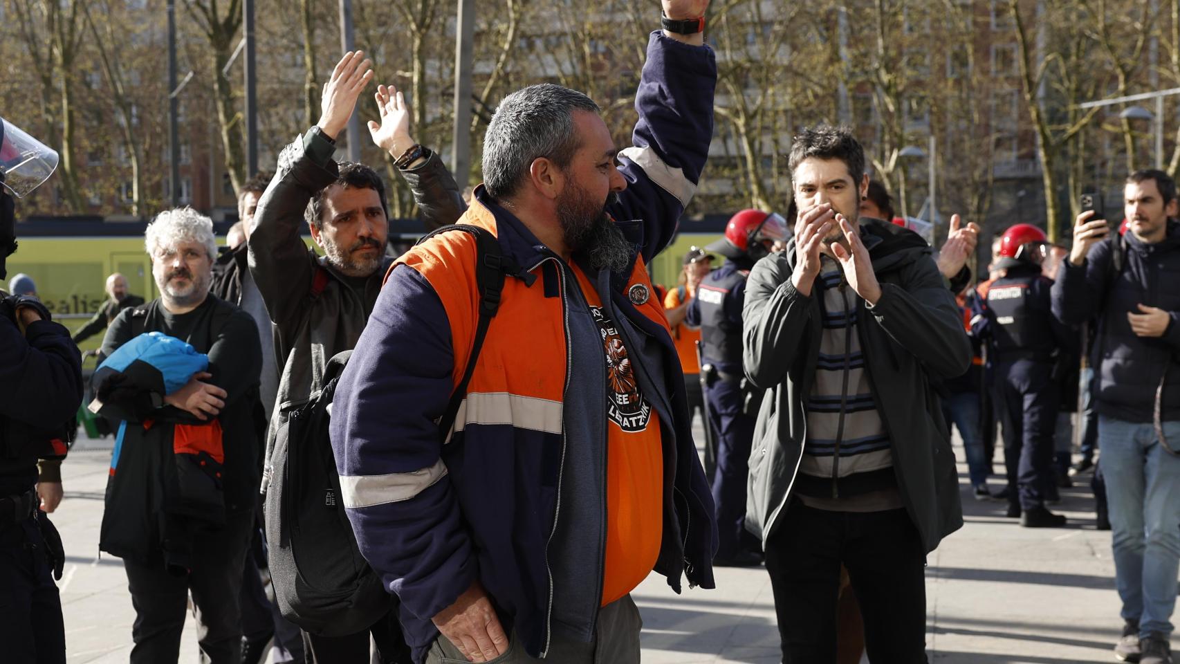 Los representantes de los trabajadores de Tubos Reunidos a su entrada en el Palacio Euskalduna el último día de negociación