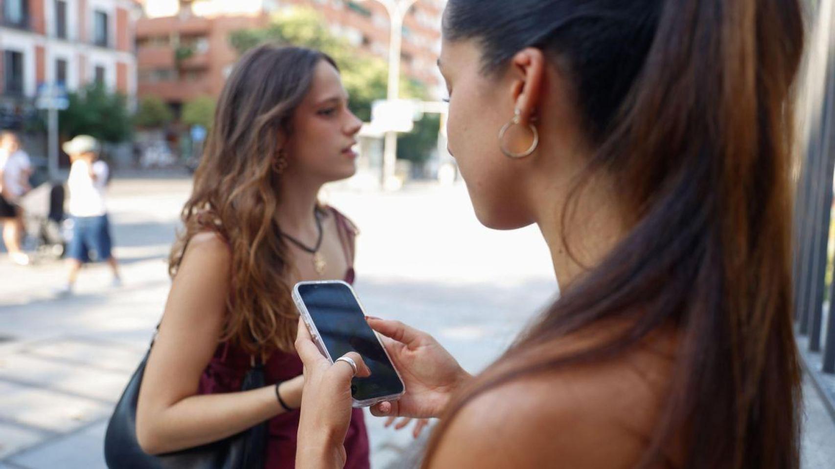 Dos jóvenes con el móvil