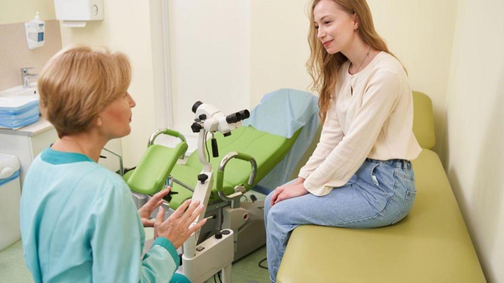 Mujer en una consulta médica | Foto de 123RF/svitlanahulko