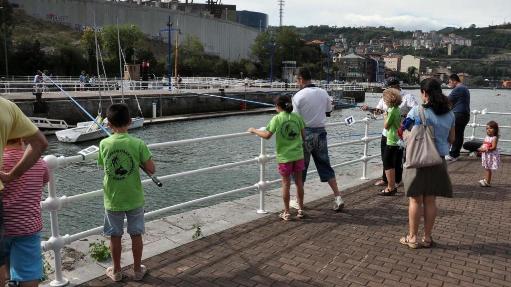 La Escuela de Pesca Gran Ría de Bilbao del Consorcio de Aguas abre este domingo la temporada de otoño