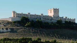El castillo de Peñafiel es una fortaleza en forma de barco, en una región que no tiene mar pero si un rio proveedor de riqueza. Relativamente pequeño en sus orígenes que datan del siglo X, fue adquiriendo presencia a lo largo de los siglos al convertirse en un perfecto bastión defensivo del valle del Duero