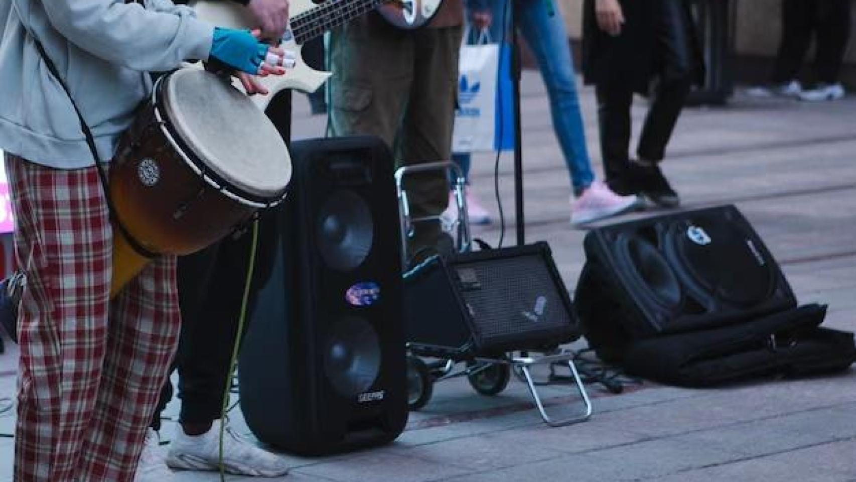 Músicos callejeros tocando.