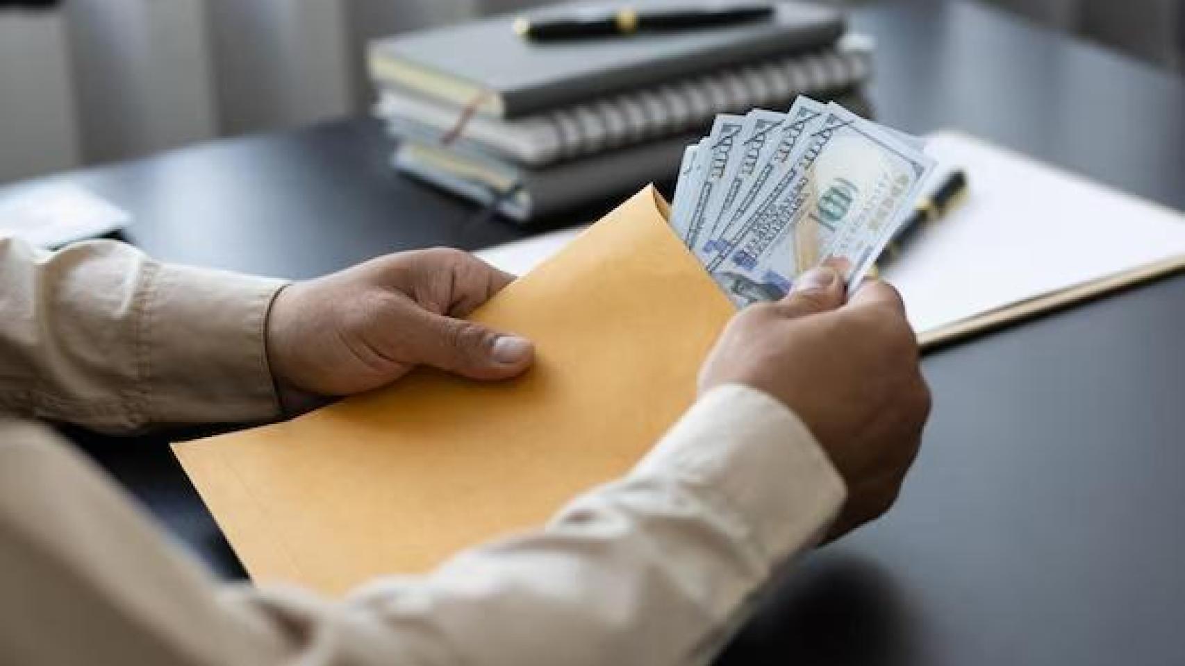 Un trabajador recibe su salario.