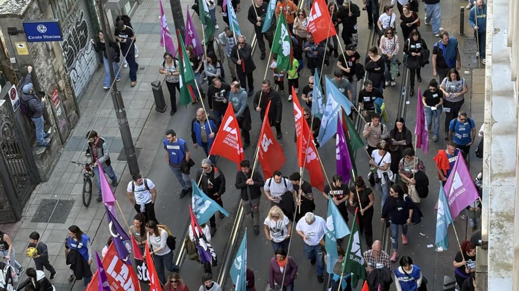 Huelga general 17-M por un SMI vasco en Vitoria