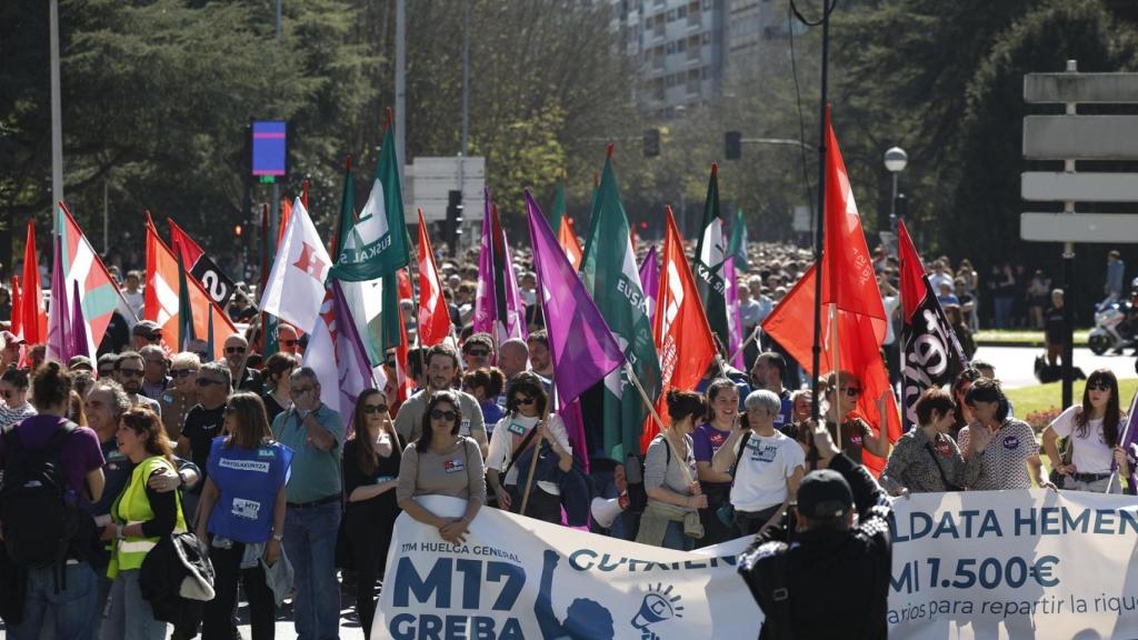 Una manifestación por un SMI vasco recorre las calles de San Sebastián a 17 de marzo de 2026