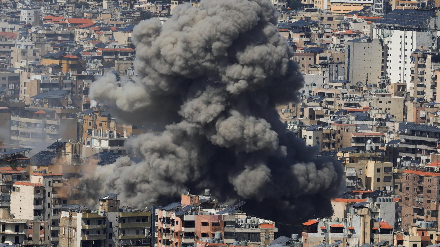 Humo en el sur de Beirut, Líbano, después de un ataque israelí el 11 de marzo de 2026.